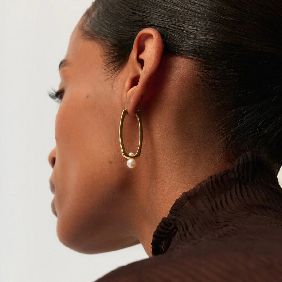 Matrix Pearl Round Earrings - Image 2